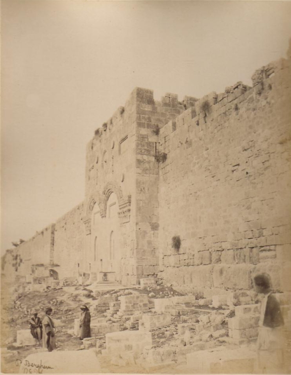 باب الرحمة الموجود في الجهة الشرقية من السور في عام 1860